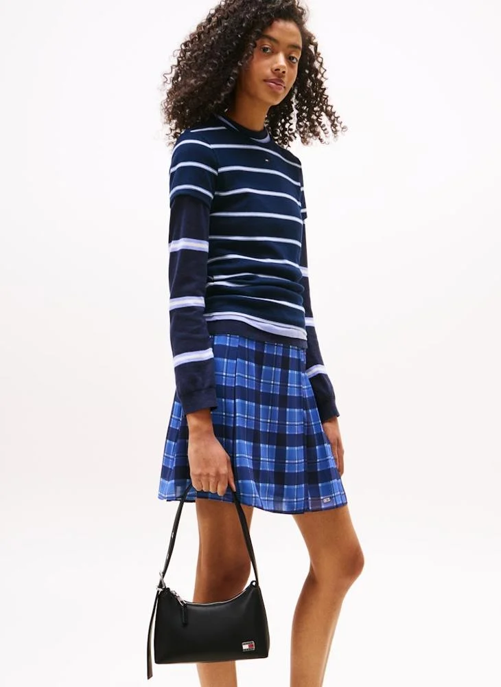 تومي جينز حقيبة كتف بلوحة شعار معدنية