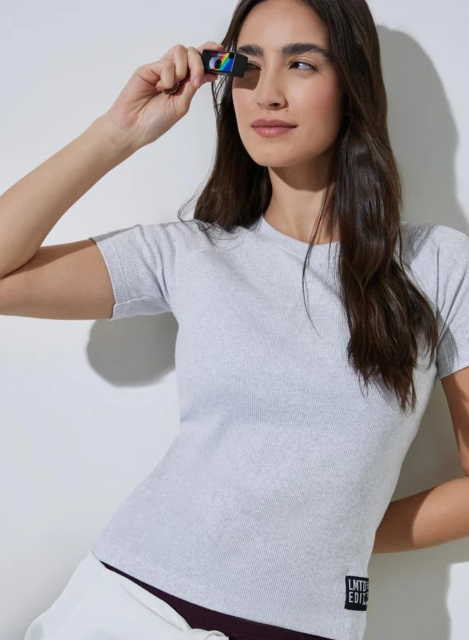 ستايلي White Ribbed Round Neck Fitted T-Shirt with Patch Detail