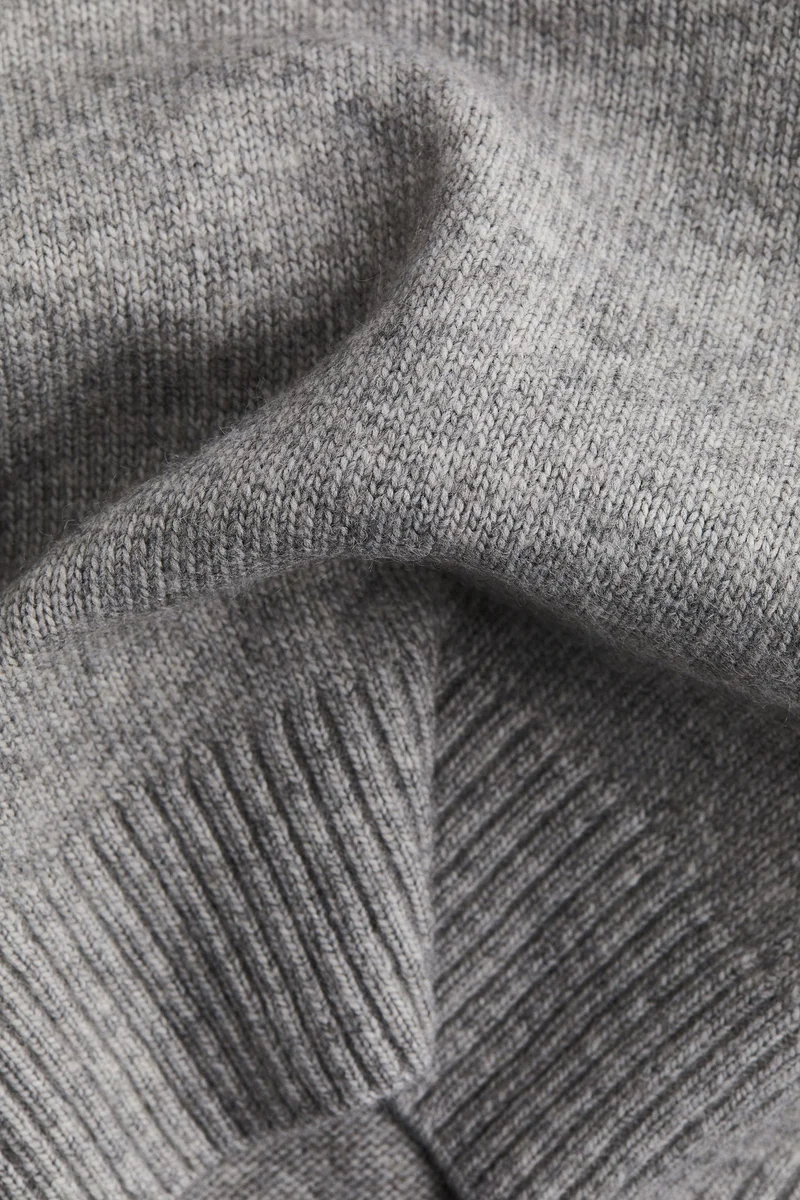 اتش اند ام كنزة بياقة على شكل حرف