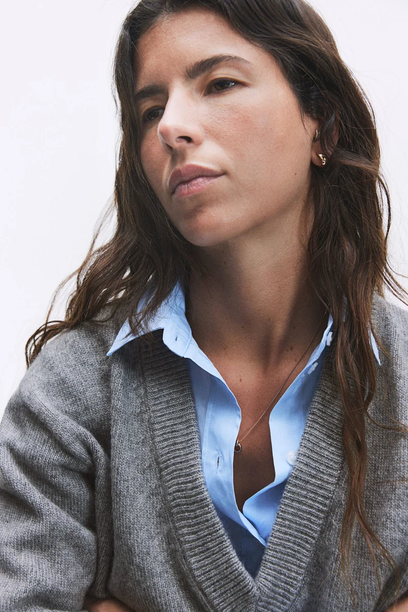 اتش اند ام كنزة بياقة على شكل حرف