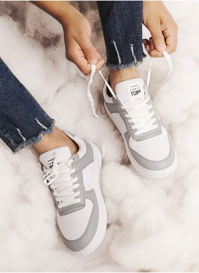 X7 Essential shoe padded with foam, crafted from leather and microfiber fabric