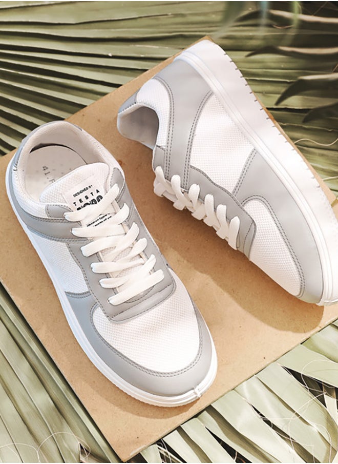 X7 Essential shoe padded with foam, crafted from leather and microfiber fabric