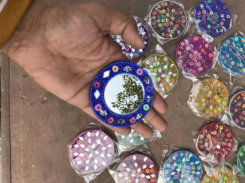 SM Creations مرآة مكياج مزخرفة من سم كريشنز مصنوعة من الخشب متعددة الألوان للنساء - عبوة من 5 قطع دائرية متعددة الألوان - Image 3