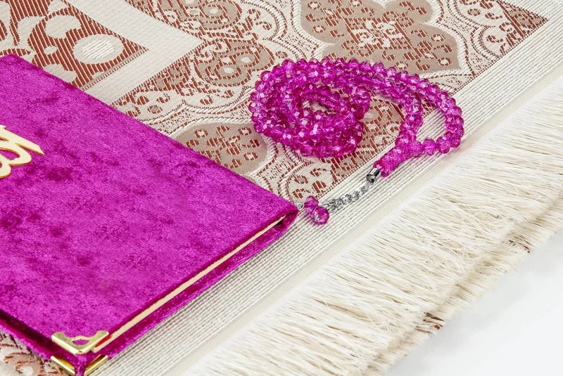 ايهفان اونلاين Velvet Book of Yasin Bag Size Prayer Rug with Prayer Beads Boxed Fuchsia