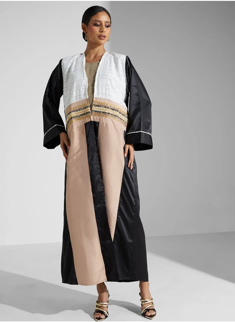 Khizana Color Block Detail Abaya With Sheila