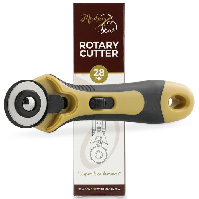 28MM ROTARY CUTTER FOR FABRIC PRECISION CLOTH CUTTING TOOL WITH TUNGSTEN STEEL BLADE AND SAFETY GUARD FOR SEWING ARTS CRAFTS WITH COMFORTABLE HANDLE CRAFT SUPPLIES