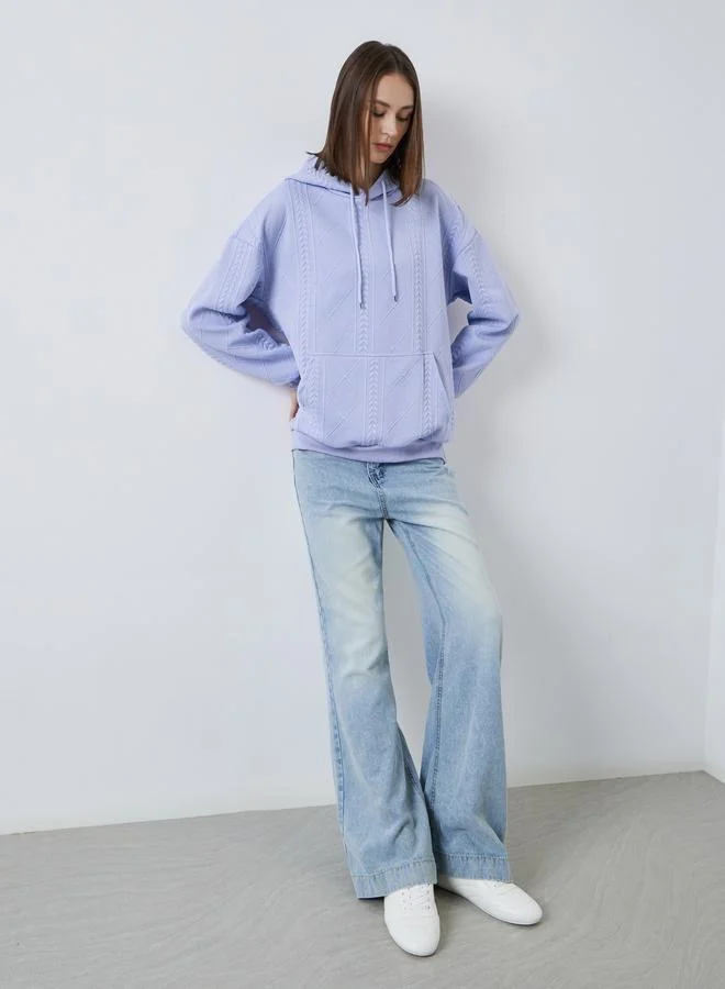 ستايلي هودي محبوك بقصة عادية وتفاصيل بارزة الملمس