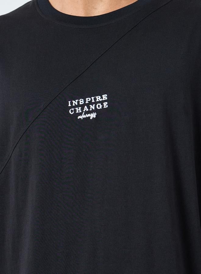 ستايلي تيشيرت بمقاس كبير وتفاصيل مُطرّزة - Image 2