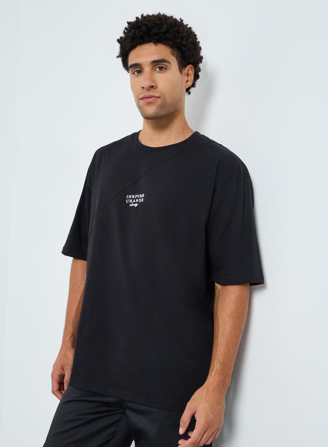 ستايلي تيشيرت بمقاس كبير وتفاصيل مُطرّزة - Image 1