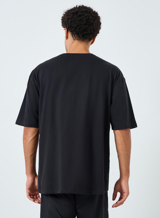 ستايلي تيشيرت بمقاس كبير وتفاصيل مُطرّزة - Image 3