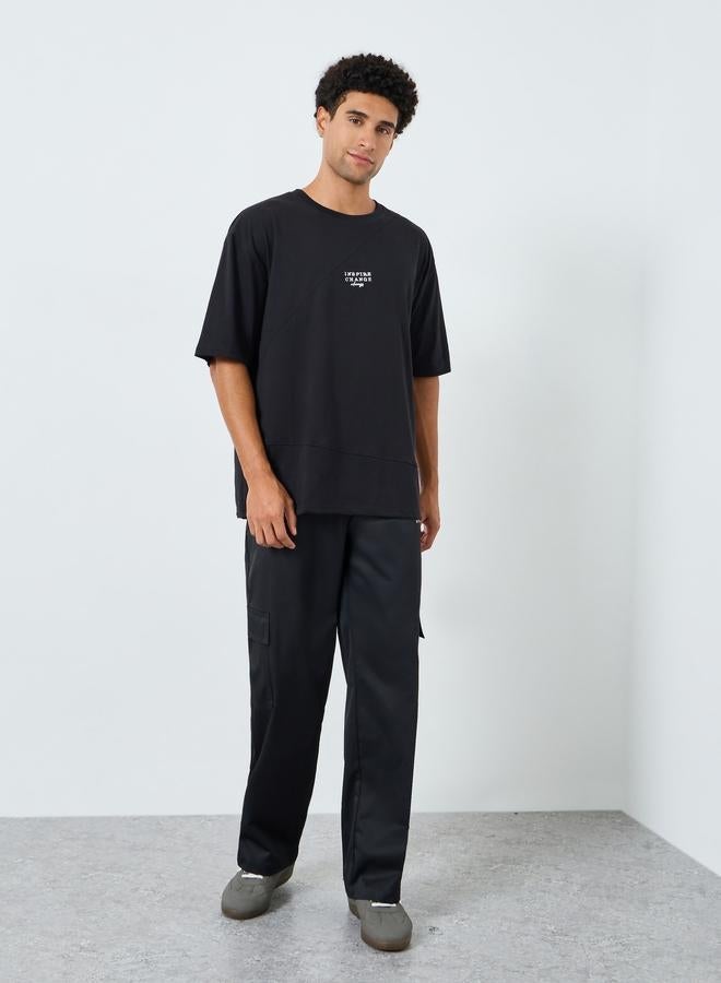 ستايلي تيشيرت بمقاس كبير وتفاصيل مُطرّزة - Image 4