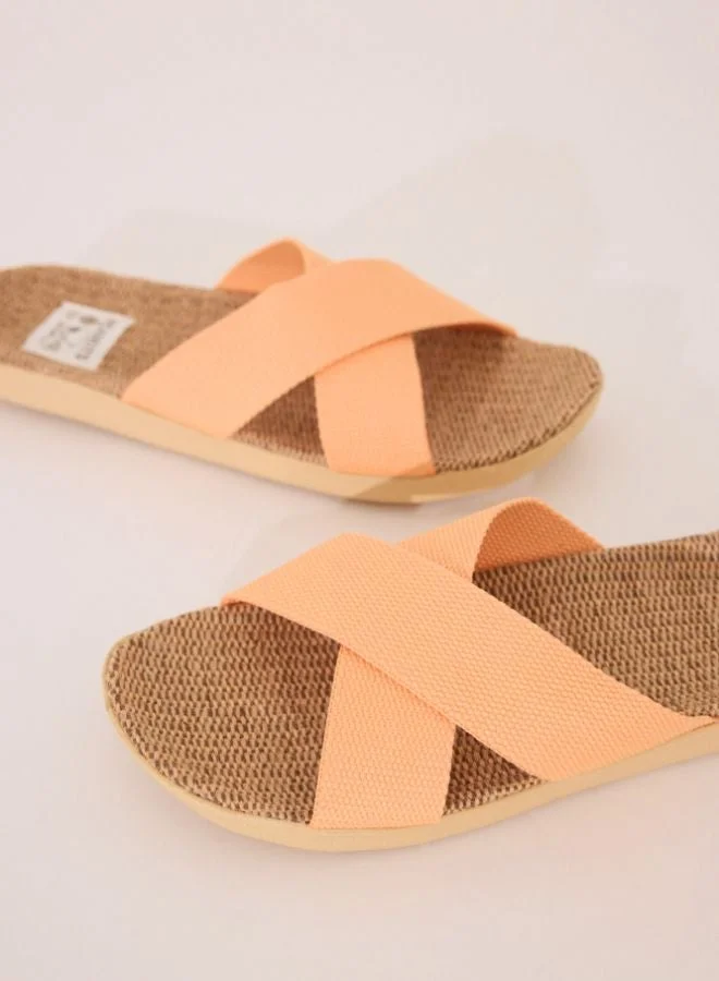 ومن سيكريت صندل رافيا بأحزمة متقاطعة