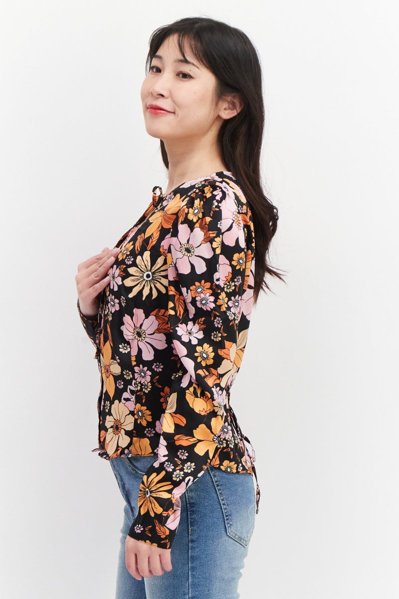 Asos Design بلوزة نسائية بأكمام طويلة وطباعة زهور مع رباط عند العنق، سوداء - Image 2