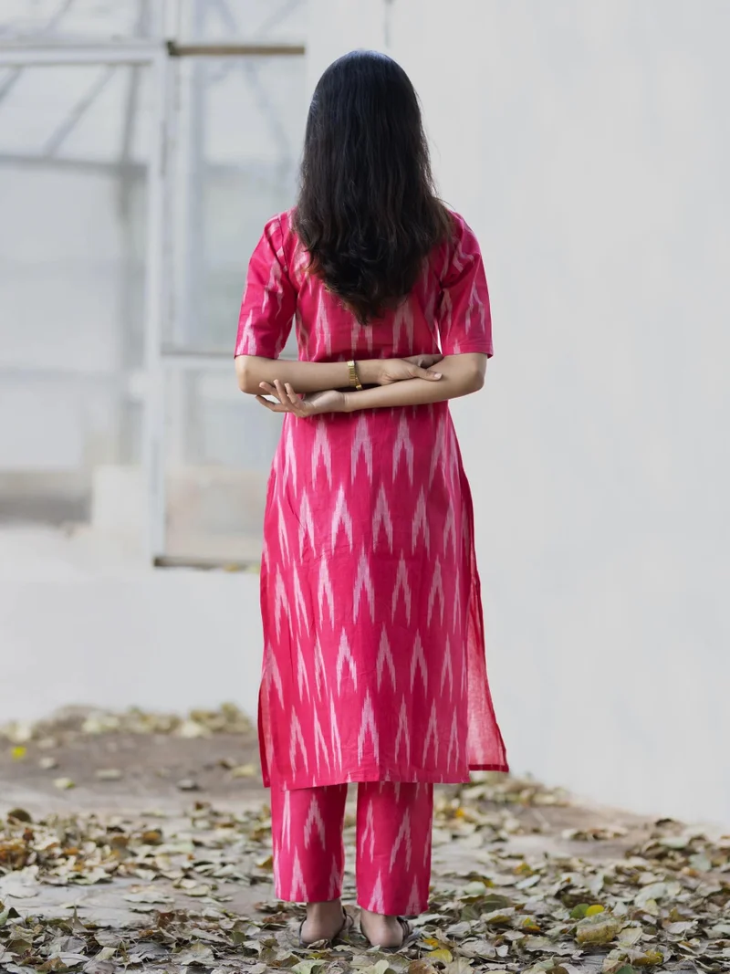 GoSriKi كُرتا نسائي مستقيم بطبعة إيكات من رايون فيسكوز مع بنطال أحمر