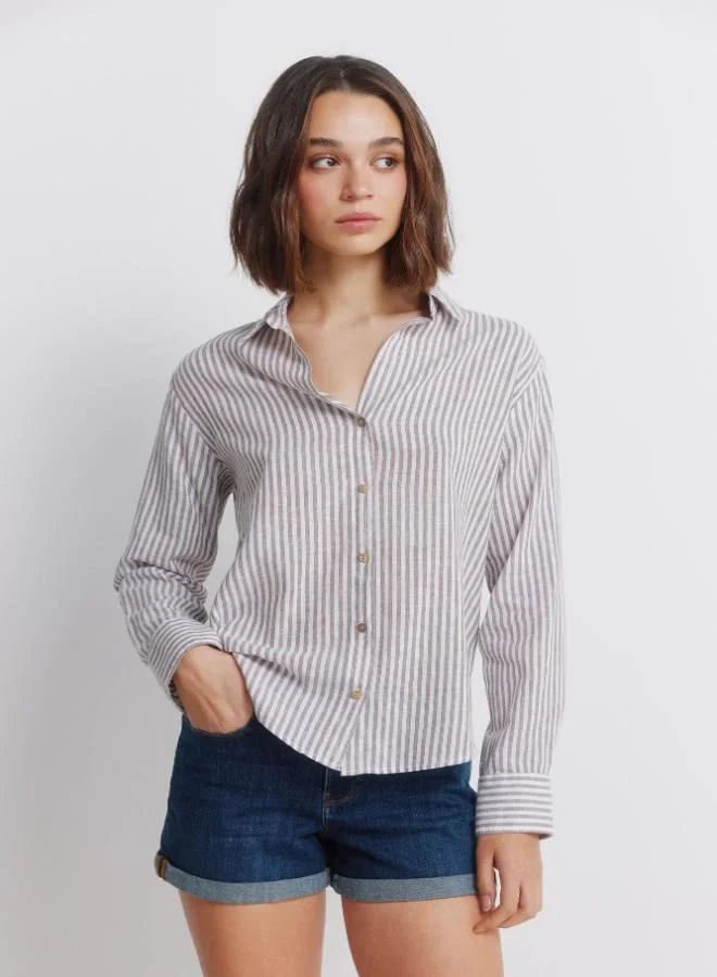 Linen long sleeve semi-open V-neck shirt with buttons on cuffs and front. This garment is made with sustainable cotton.