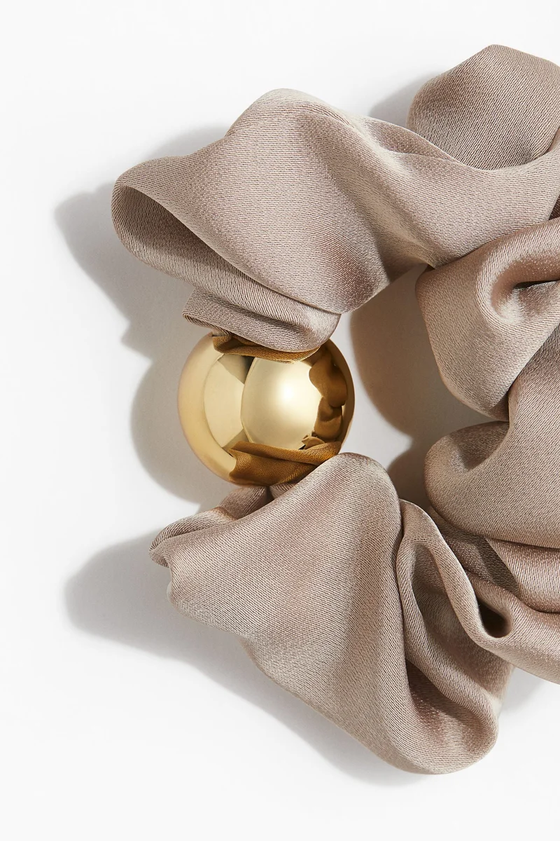 اتش اند ام ربطة من الستان مزيّنة بالخرز