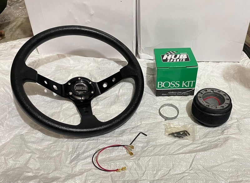 AUTO MT عجلة قيادة عالمية عميقة 14 بوصة من AUTO MT - SPARCO لمظهر سيارات السباق الرياضية مع مجموعة BOSS KIT مجانية (عجلة قيادة SPARCO 14" باللون الأسود مع مجموعة BOSS KIT) - Image 1