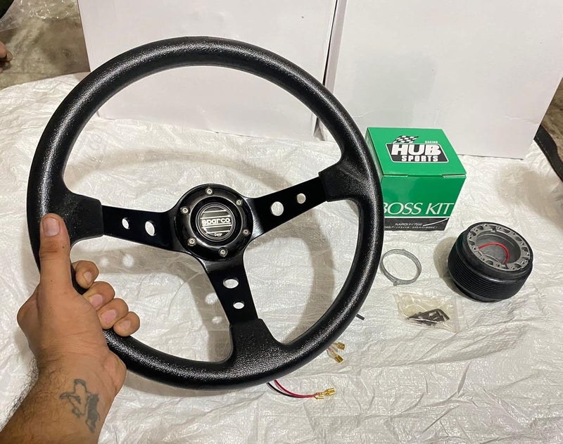 AUTO MT عجلة قيادة عالمية عميقة 14 بوصة من AUTO MT - SPARCO لمظهر سيارات السباق الرياضية مع مجموعة BOSS KIT مجانية (عجلة قيادة SPARCO 14" باللون الأسود مع مجموعة BOSS KIT) - Image 2