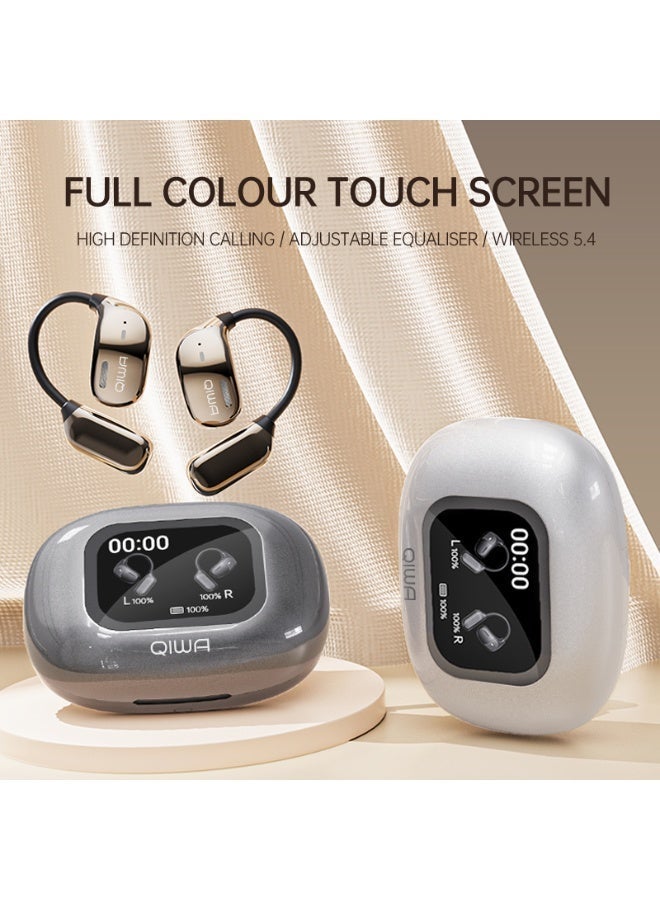 سماعات QIWA-JM16 اللاسلكية بتقنية بلوتوث هي سماعات مزودة بتقنية الذكاء الاصطناعي للترجمة الفورية للغات. تدعم هذه السماعات اللاسلكية 3 في 1 أكثر من 150 لغة ولهجة، وتتميز بتقنية بلوتوث 5.4، كما تتيح الترجمة عبر تطبيق مخصص. مناسبة للسفر، والأعمال، وتعمل على أنظمة iOS وأندرويد. - Image 3