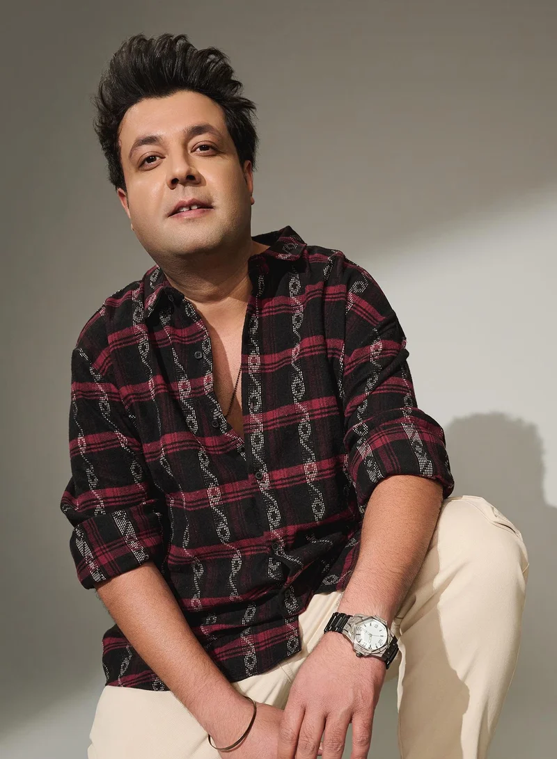 انستافاب بلس قميص رجالي كاروهات أسود وأحمر بتصميم عصري بياقة واسعة وأكمام طويلة وأزرار، مقاس كبير، مريح للارتداء اليومي