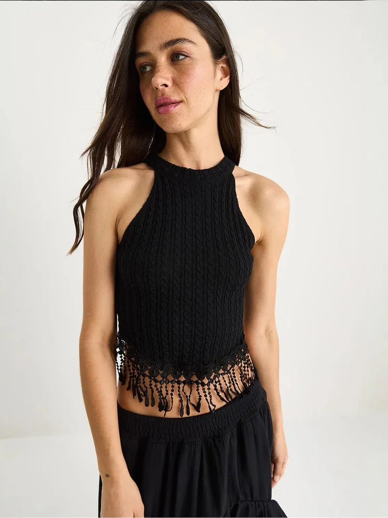 بيانكو لوتشي بلوزة قصيرة بحمالات عنق مزخرفة من لوتشي