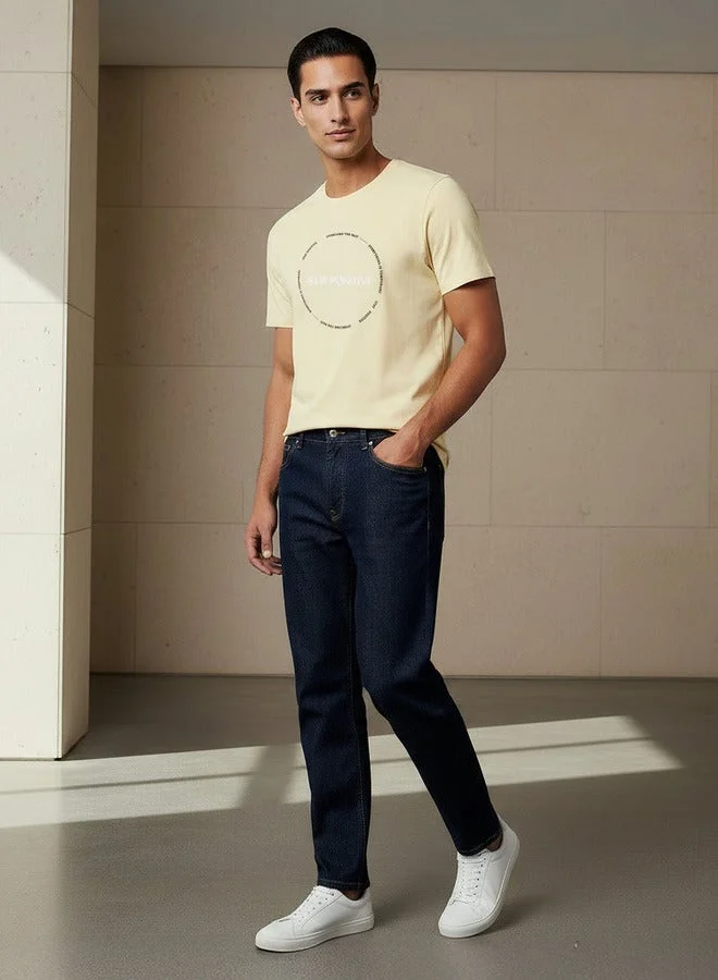 ايكونيك تيشيرت رجالي عصري بقصة ضيقة وياقة دائرية وأكمام قصيرة وطبعة