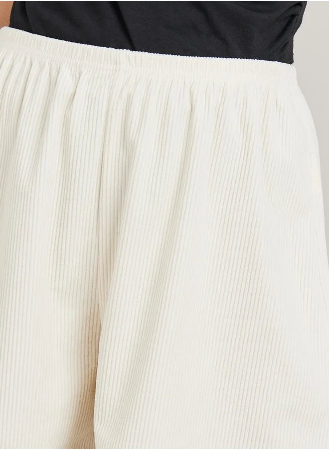 ستايلي Mid Rise Elasticated Waist Thigh Shorts