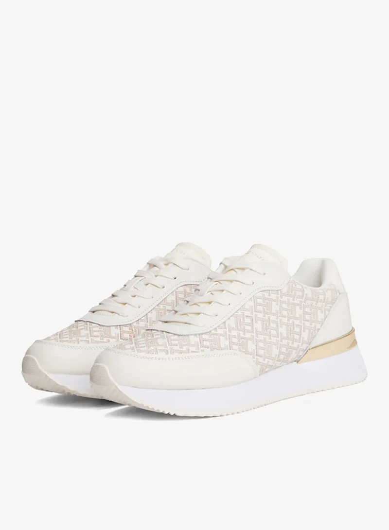 تومي هيلفيغر عدّاء أنيق بحروف اسمية