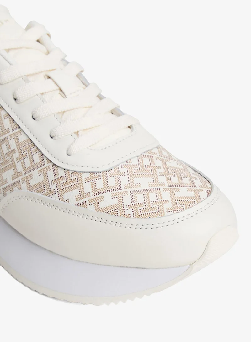 تومي هيلفيغر عدّاء أنيق بحروف اسمية