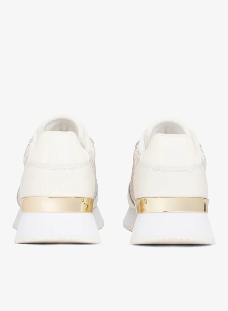 تومي هيلفيغر عدّاء أنيق بحروف اسمية