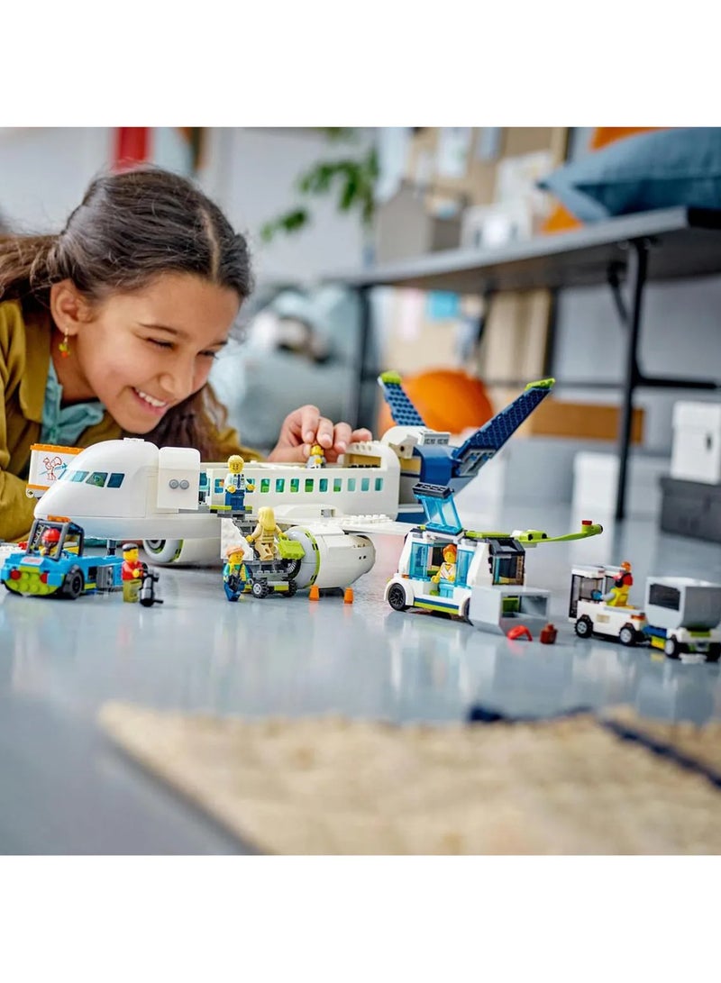 LEGO City Passenger Aeroplane 60367 - 913 Pieces - Image 4