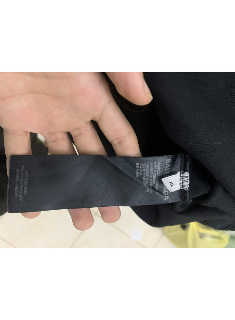 تي شيرت رجالي بالنسياغا بقصة واسعة وشعار بطلاء متناثر من جيرسي القطن - أسود - Image 3
