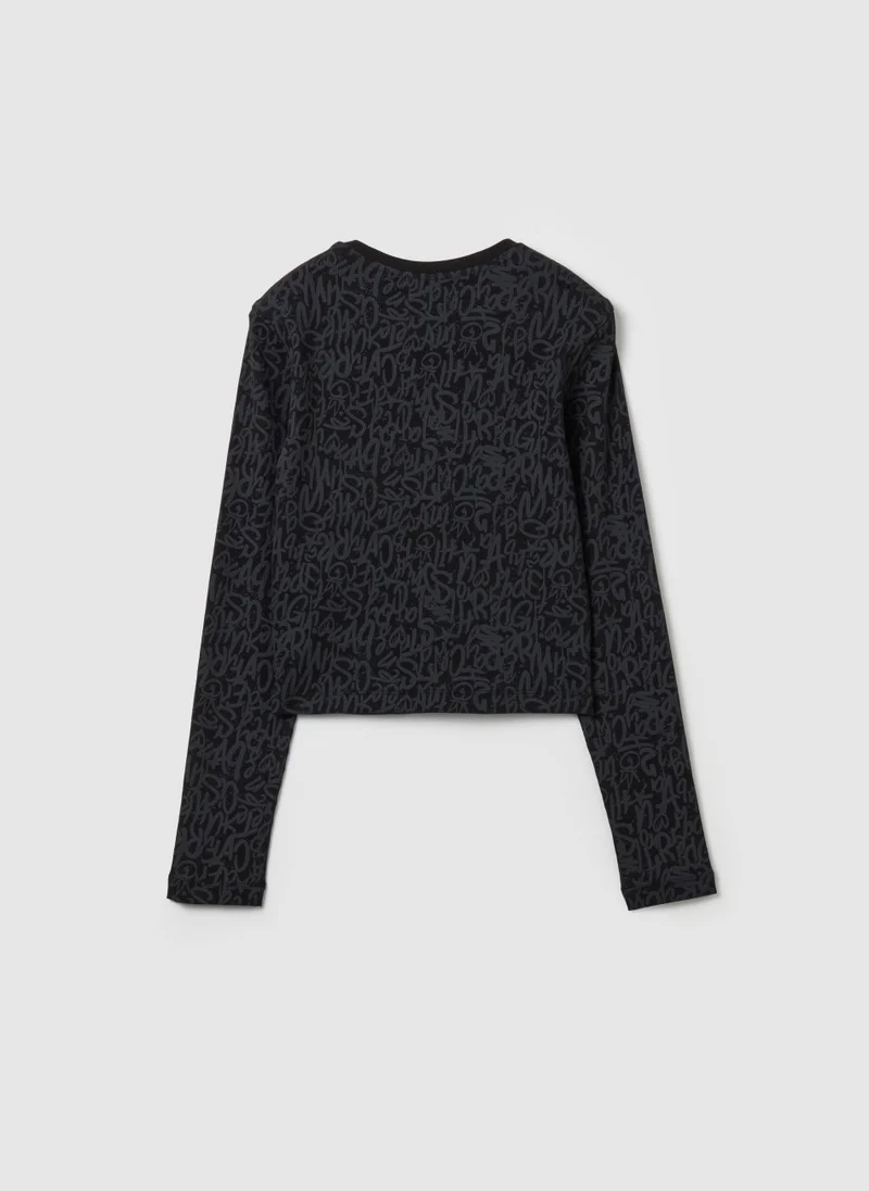 او في اس T-shirt with printed lettering and long sleeves