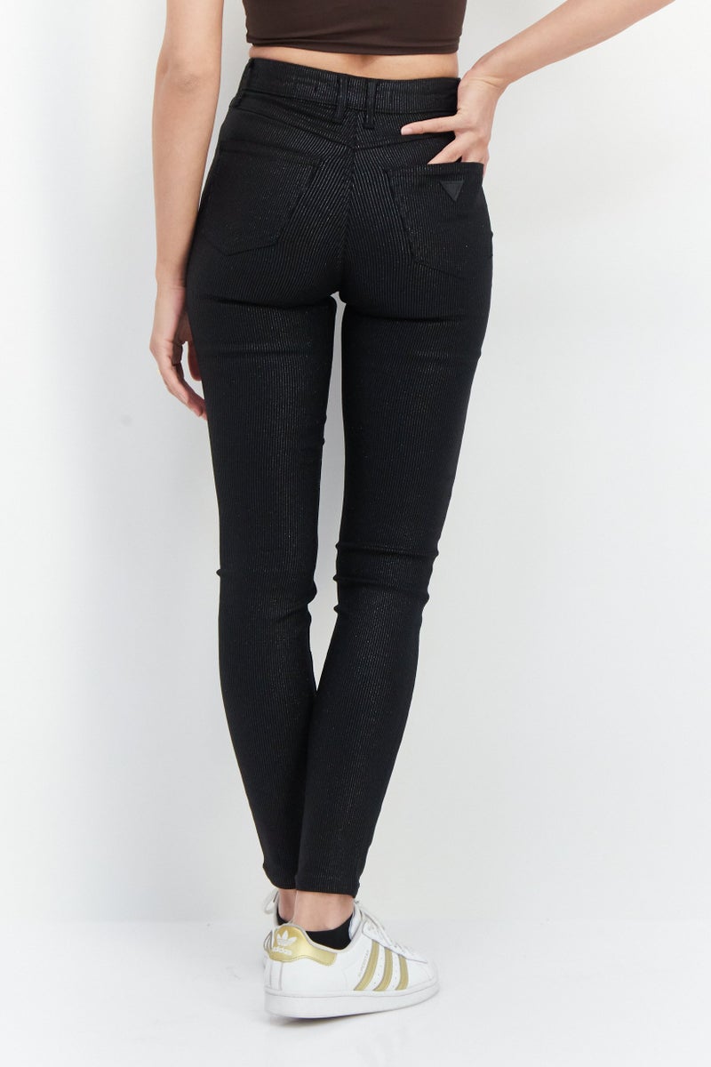 GUESS بنطلون جينز ضيق لامع للنساء، أسود - Image 3