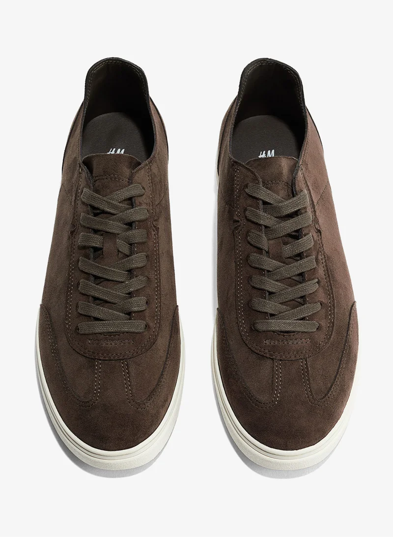 اتش اند ام حذاء رياضي