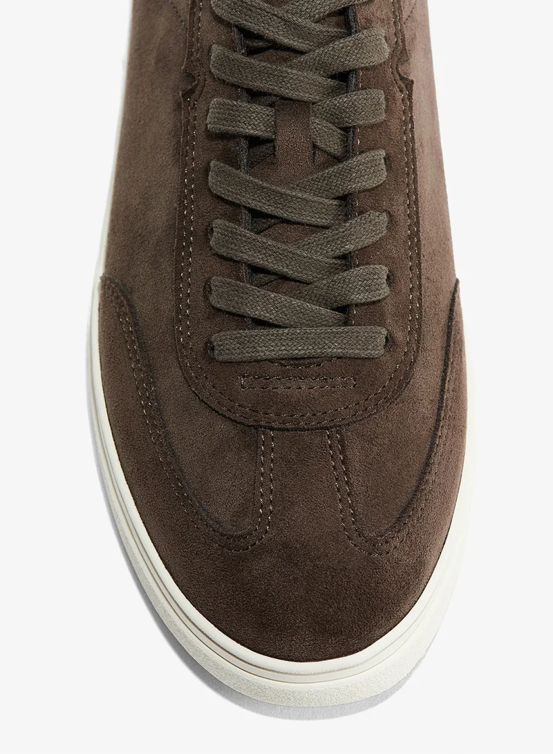 اتش اند ام حذاء رياضي