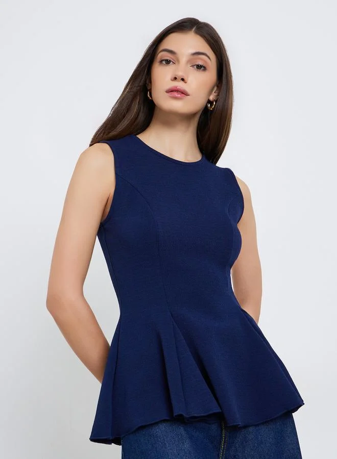 ستايلي بلوزة كحلي مُحاك بلا أكمام بقَصَّة حافة الكشكشة