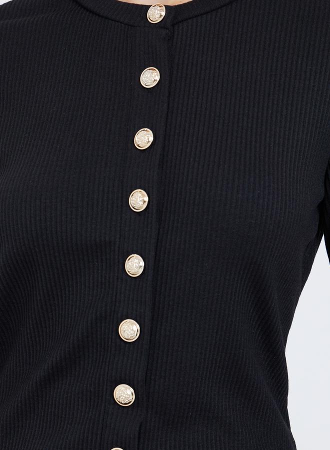 ستايلي بلوزة محبوكة بتفاصيل أزرار - Image 4