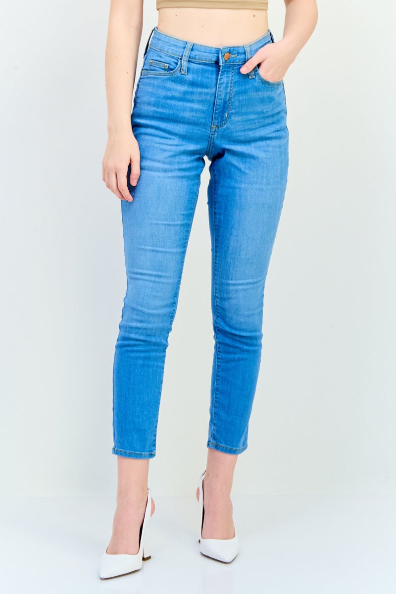 Universal Thread جينز قصير ضيق للنساء، مغسول وقابل للتمدد، أزرق فاتح - Image 1