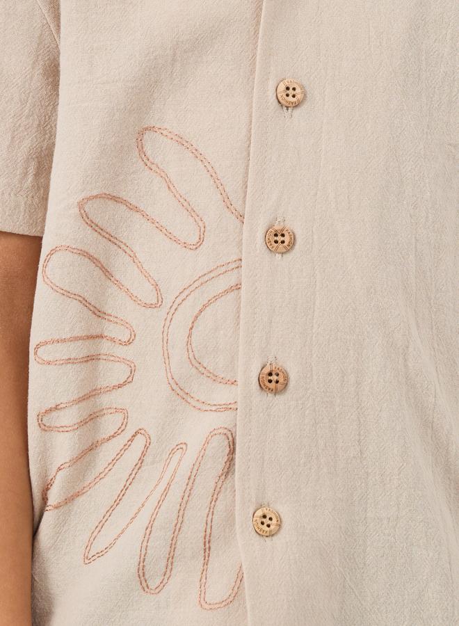 ستايلي قميص بأكمام قصيرة وياقة منتجع مطرز - Image 3