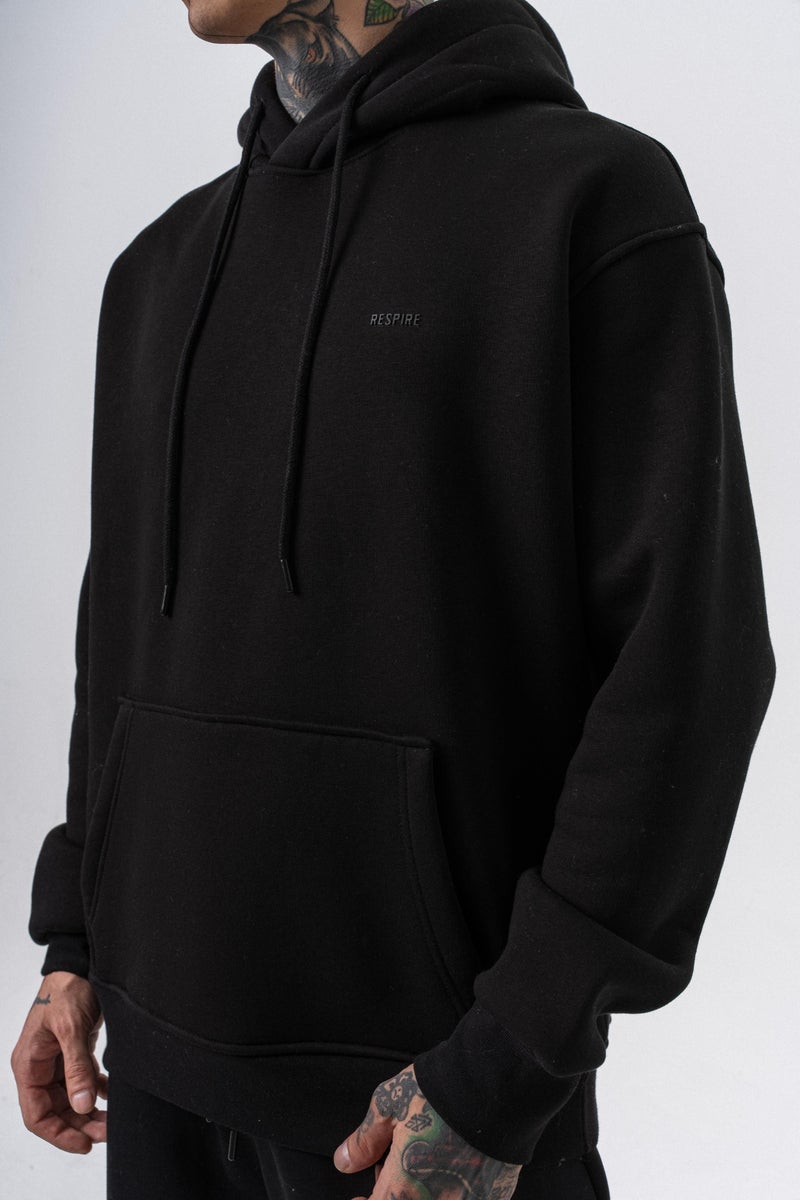 ريسباير هودي رجالي أساسي واسع (Oversize) بغطاء رأس بتفاصيل نص "Respire" لون أسود - Image 5