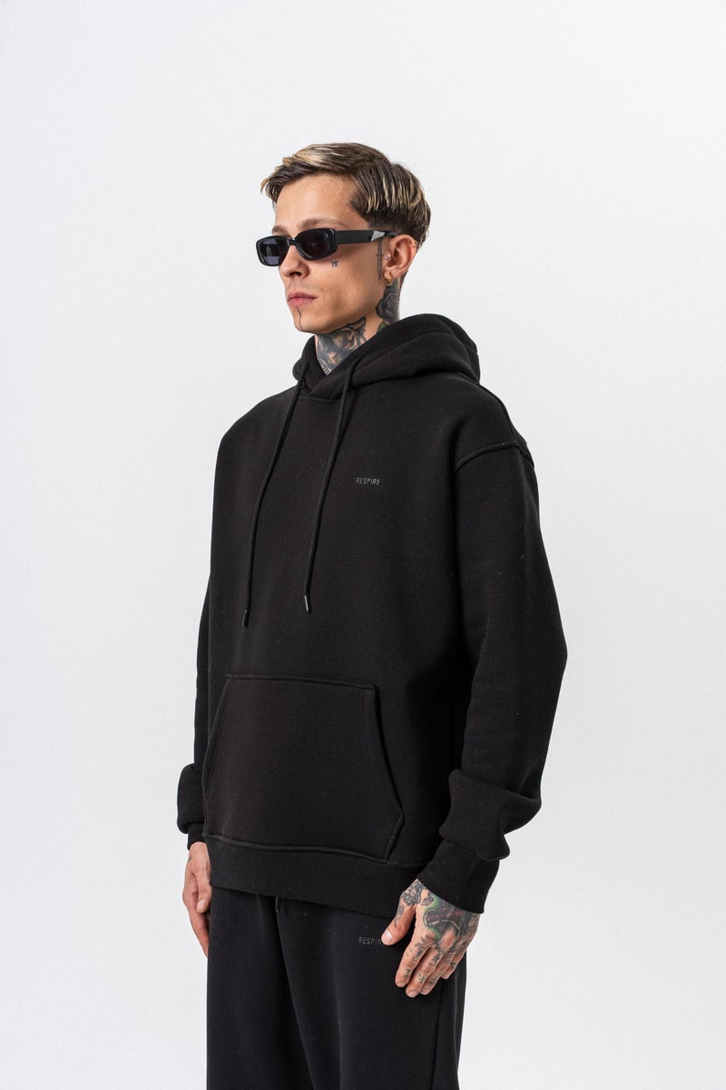 ريسباير هودي رجالي أساسي واسع (Oversize) بغطاء رأس بتفاصيل نص "Respire" لون أسود - Image 1