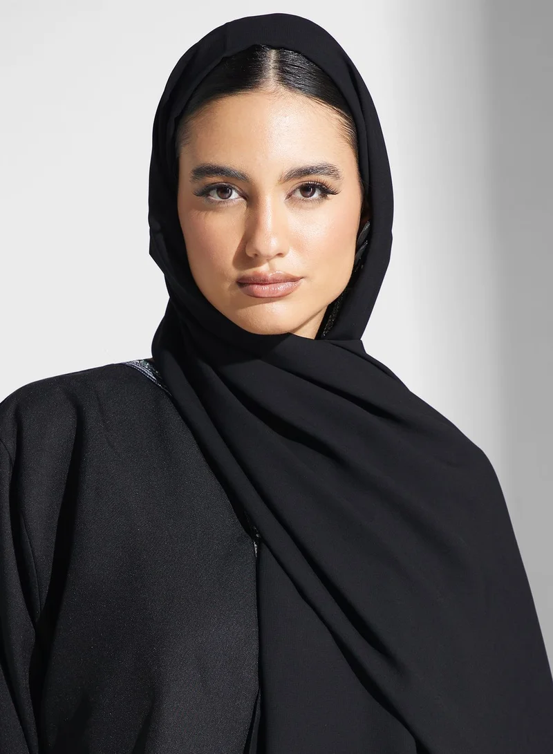 هيا كلوزيت عباية مطرزة بأكمام واسعة