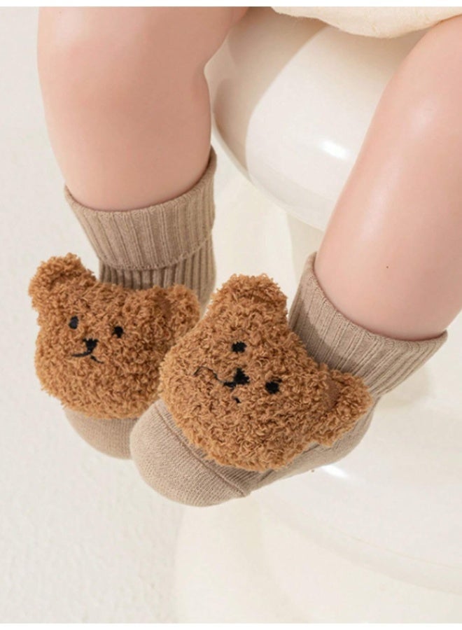 جوارب أطفال رائعة مزينة بدمية دب ثلاثية الأبعاد، مع مقابض مانعة للانزلاق، وأساور كاحل قطنية ناعمة مضلعة، وزينة حيوانات قطيفة لطيفة لحديثي الولادة والرضع. - Image 1