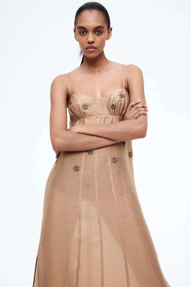 اتش اند ام فستان شفاف مزخرف بحمالات كتف رفيعة