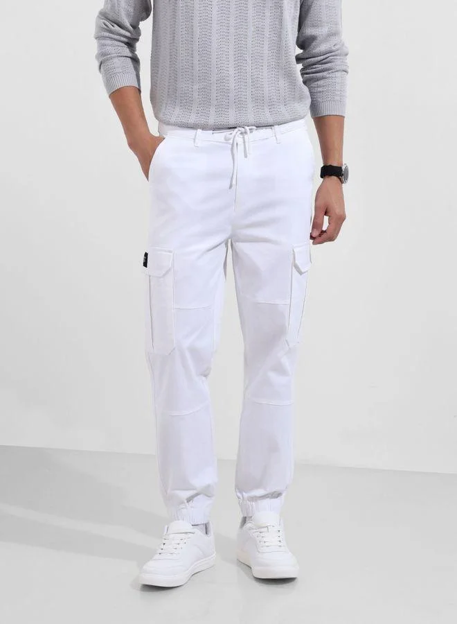 شركة المرآب الهندية Men Regular Fit Solid Cargo Pocket Mid-Rise Cargo Trousers