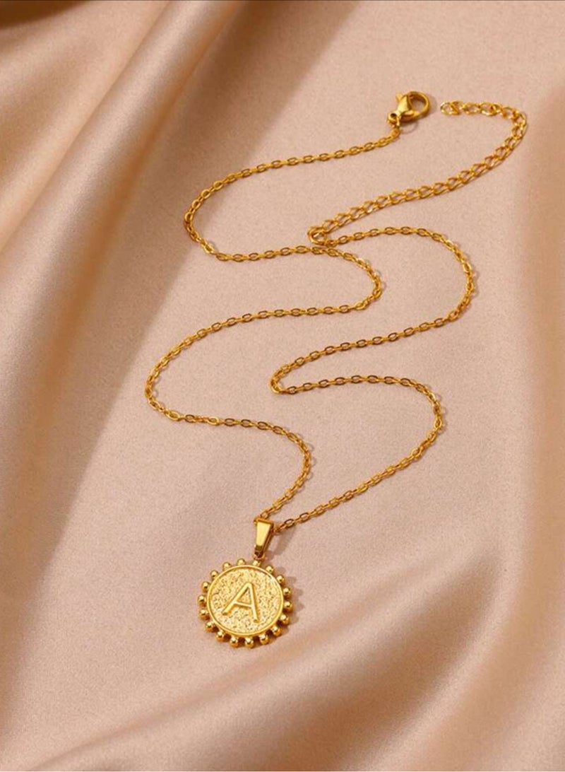 إيكوال سلسال نسائي مصنوع من الاستانلس ستيل مطلي باللون الذهبي بتصميم حرف - Image 3