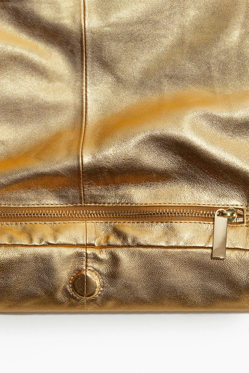 اتش اند ام حقيبة مبطنة من الجلد بتصميم لامع