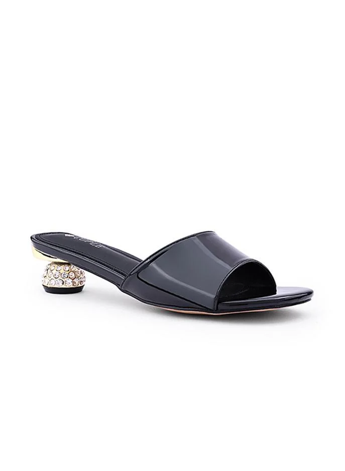 Cuple Elegant heel slippers designed for a chic look.