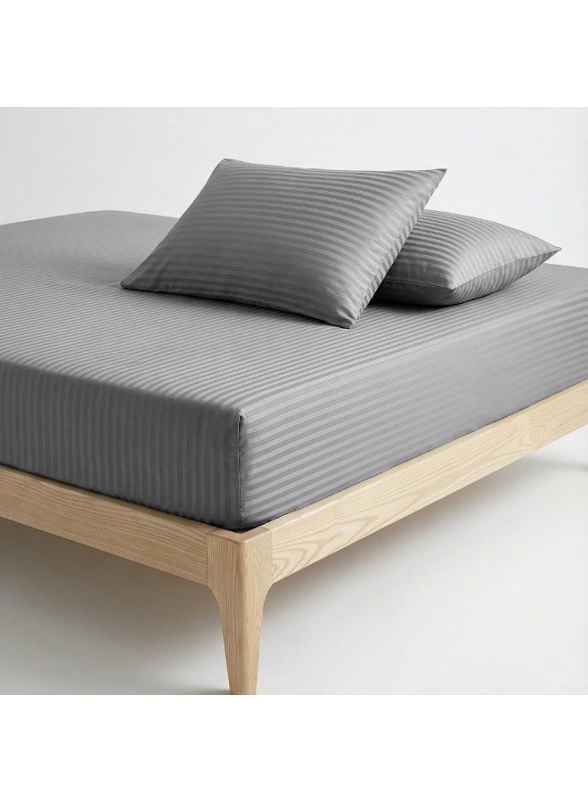 ريلاكس طقم ملاءات سرير فاخر ممتاز - ملاءة سرير فائقة النعومة، تسمح بمرور الهواء، ولطيفة على البشرة، مزودة بجيوب مطاطية عميقة، بالإضافة إلى غطاءي وسادة وملاءة سرير واحدة، لون رمادي، 180 × 200 سم - Image 2